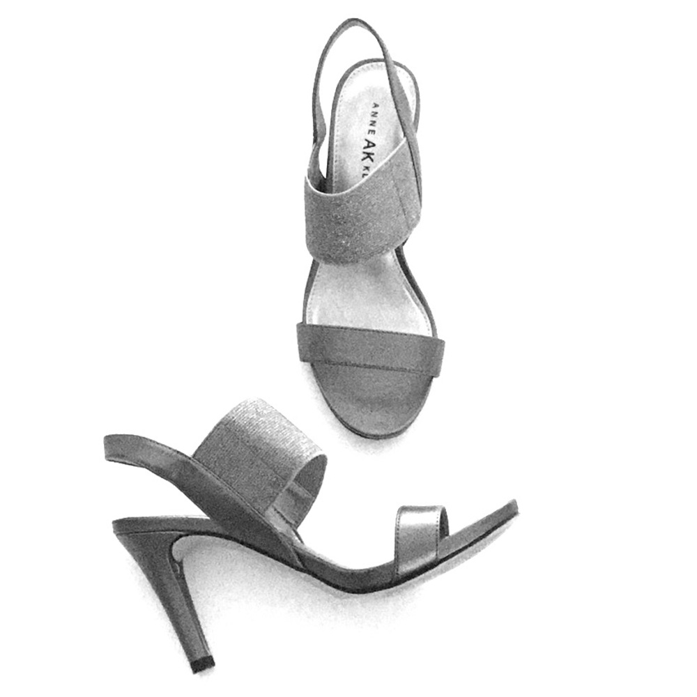 Very chic silver sandals with the touch a sparkle!